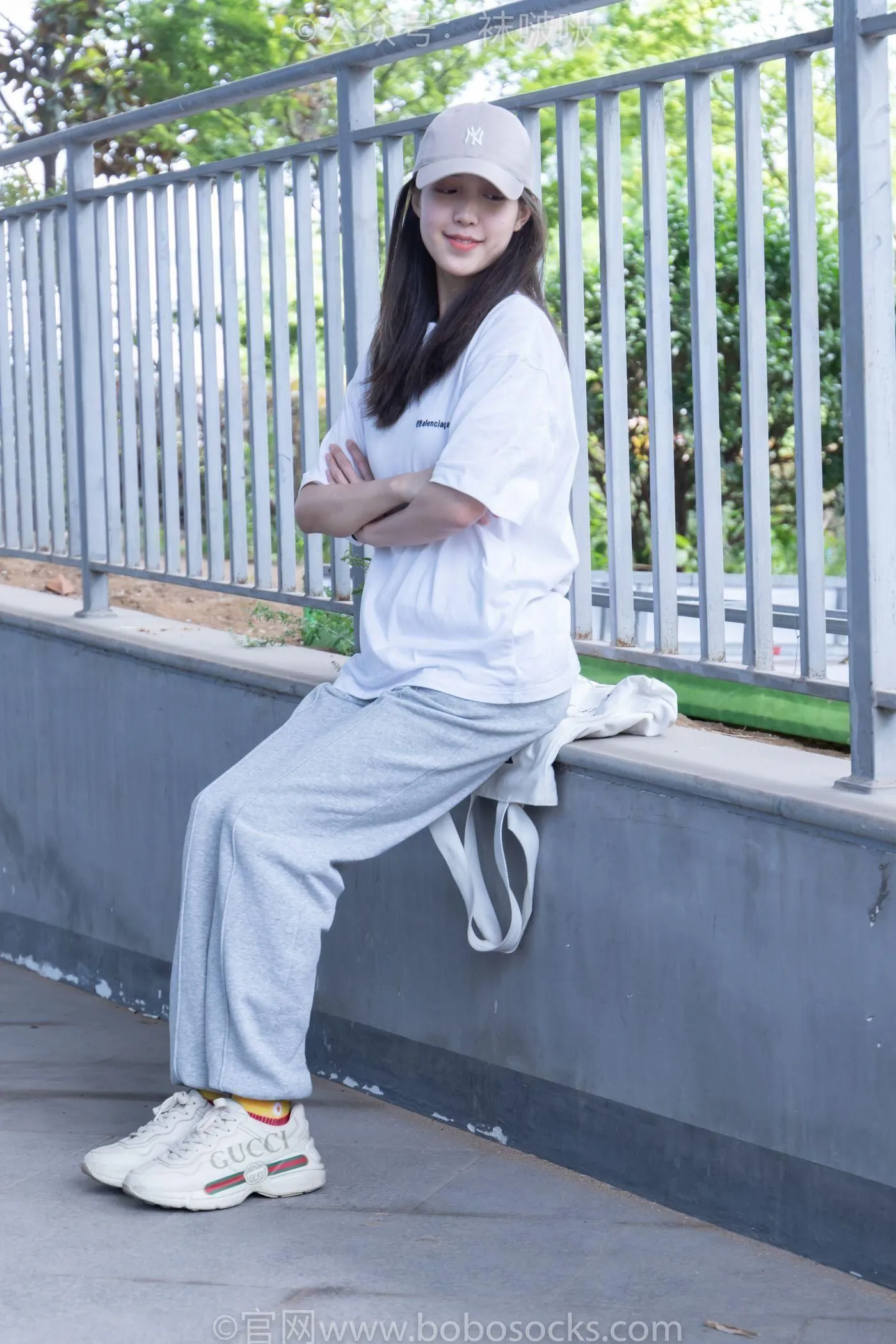 [BoBoSocks袜啵啵]NO.012 泡芙-运动鞋、白棉袜、裸足 [132P]插图2